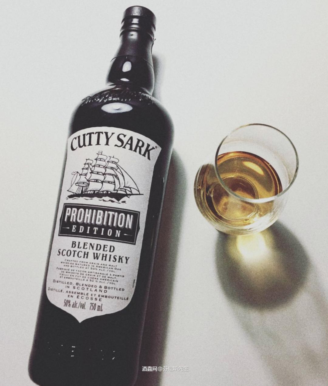 沁凉的杯中之酒，饱含着生活的温度。