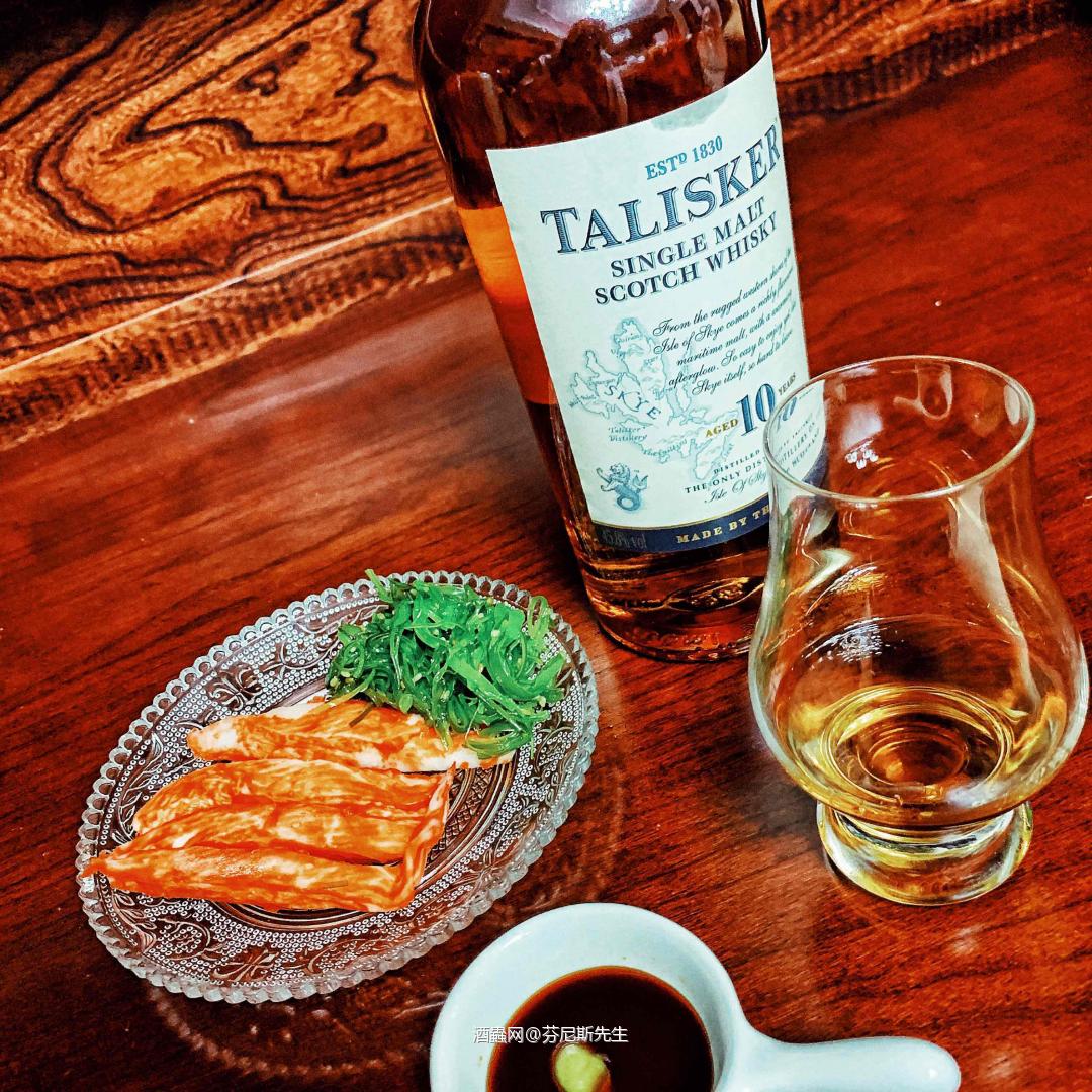 沁凉的杯中之酒，饱含着生活的温度。