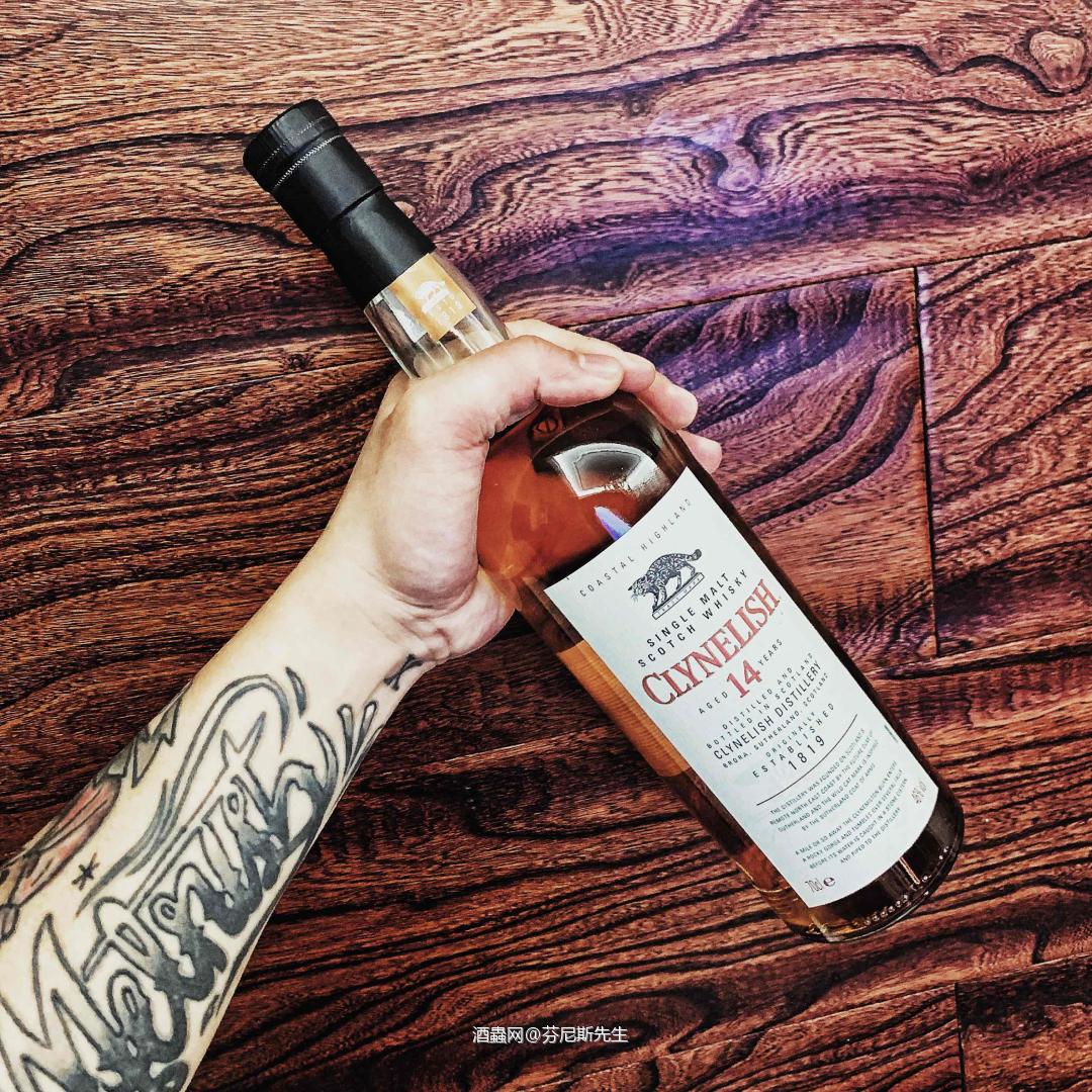 沁凉的杯中之酒，饱含着生活的温度。