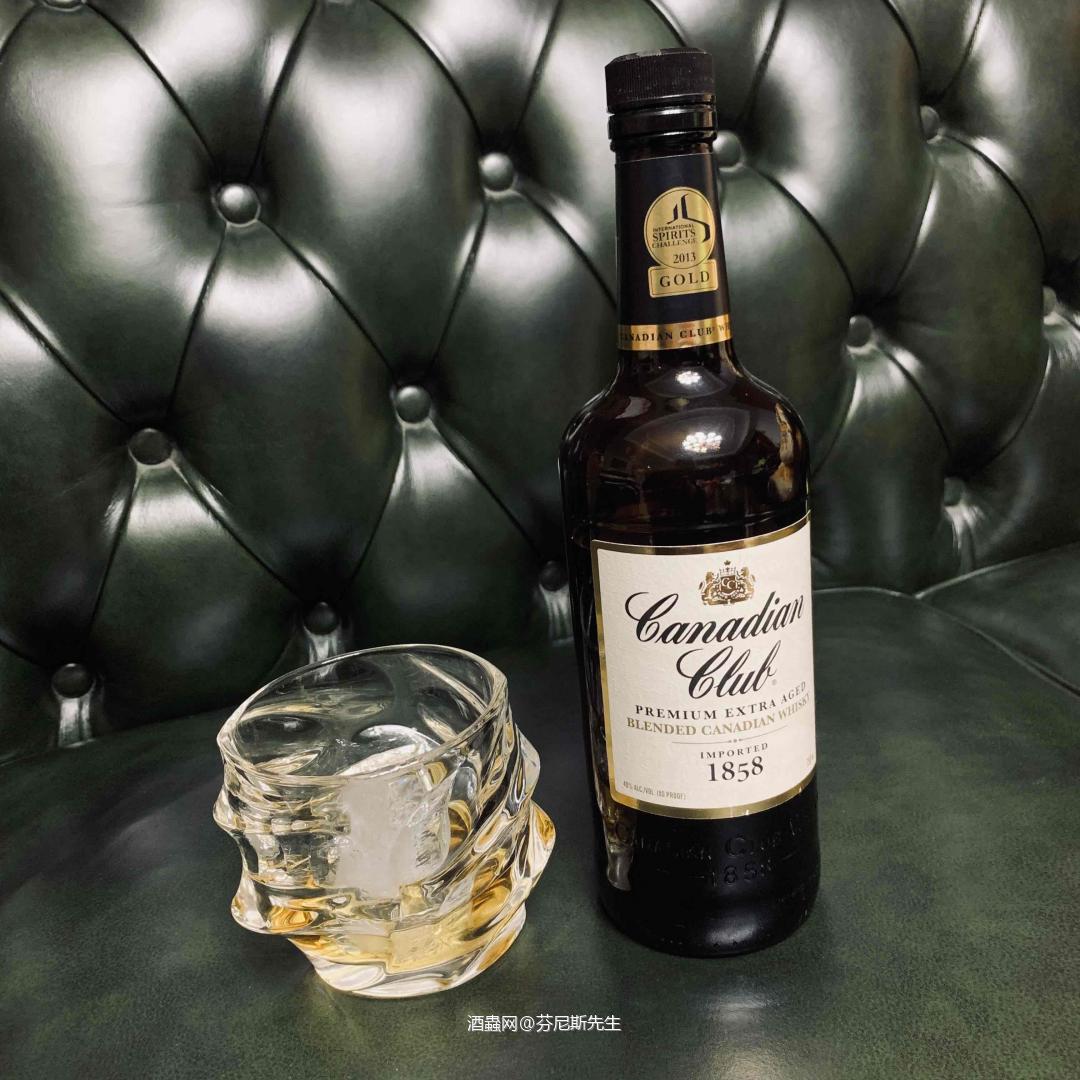 沁凉的杯中之酒，饱含着生活的温度。