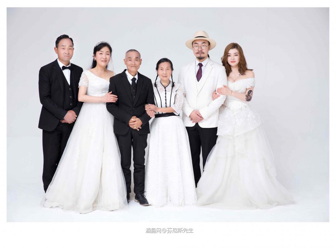 沁凉的杯中之酒，饱含着生活的温度。