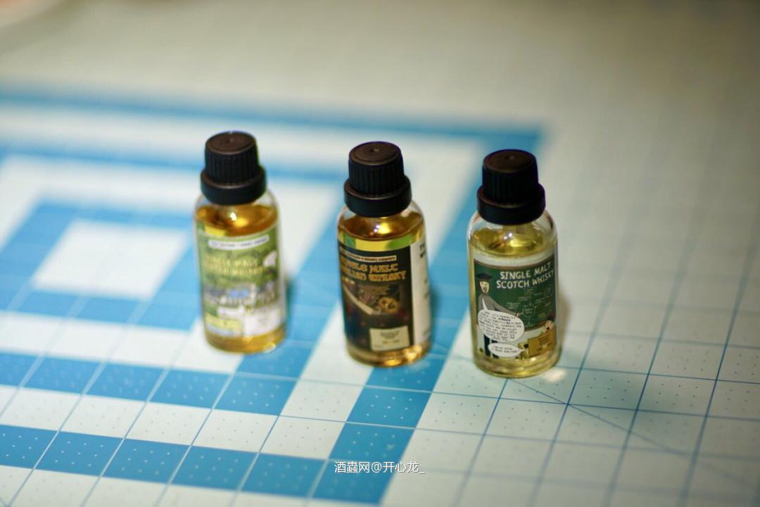 夜深人静，全家人都上床之后，独自坐在桌旁。拿出酒虫分享的三支…