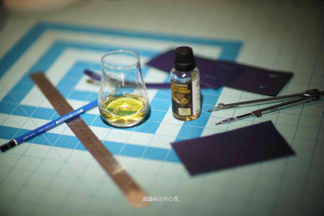 夜深人静，全家人都上床之后，独自坐在桌旁。拿出酒虫分享的三支…