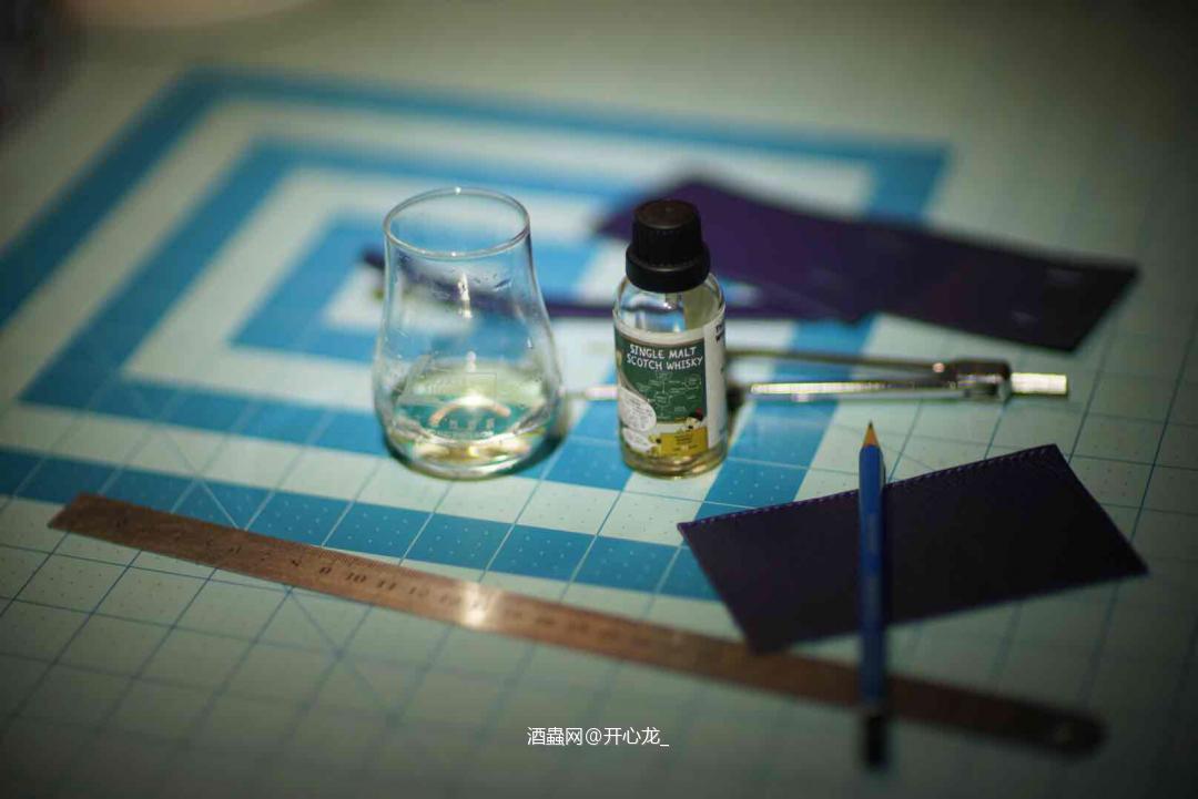 夜深人静，全家人都上床之后，独自坐在桌旁。拿出酒虫分享的三支…