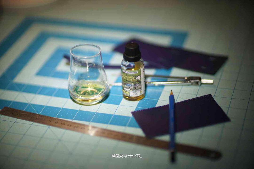 夜深人静，全家人都上床之后，独自坐在桌旁。拿出酒虫分享的三支…