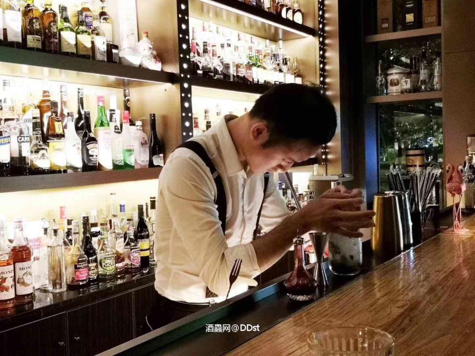 天涯游子 静坐台边 山岳潜形能够一直陪我的是酒 是故事所以 我有酒 也有故事 却缺你来品 来听 来絮叨几句肝肠 