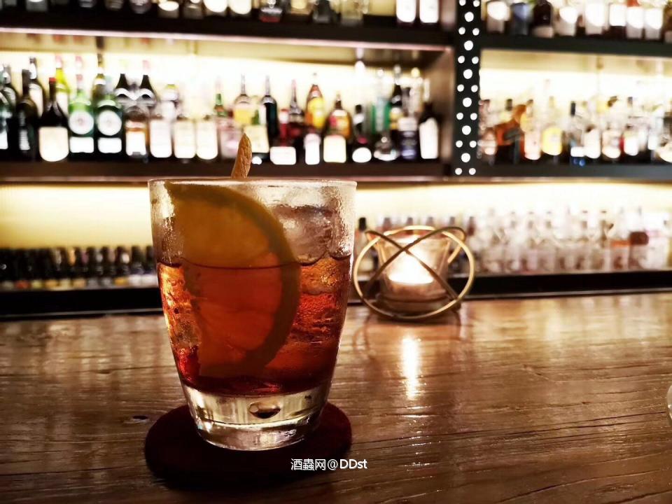 天涯游子 静坐台边 山岳潜形能够一直陪我的是酒 是故事所以 我有酒 也有故事 却缺你来品 来听 来絮叨几句肝肠 