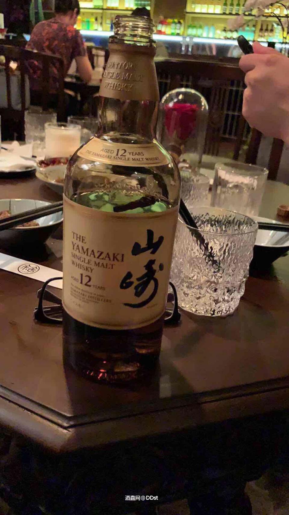 天涯游子 静坐台边 山岳潜形能够一直陪我的是酒 是故事所以 我有酒 也有故事 却缺你来品 来听 来絮叨几句肝肠 