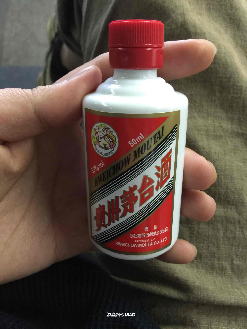 我来叨叨两句：从各个角度和纬度说说所谓“鄙视链”。为了回答这个话题，我专门查了下什么叫鄙视链。鄙视链，是当今网络社会中反映出的一种自我感觉良好，而瞧不起他人的现象。鄙视像条食物链，是个绕不开的怪圈。在这个怪圈中，每一个人，都在链条的最末端。我总结下，其实就是所谓的“优越感”。不鄙视鄙视你，都显示不出我多优秀就是这个感觉。言归正传，说说我理解的威士忌鄙视链。这是目前的形势造就的普世鄙视链（我自己造的词）日本威士忌＞苏格兰威士忌＞其他国家威士忌从稀缺性和品质上看，日威确实占有优势，奈何老祖宗苏威只占有品质一项，谁让日本做精细化确实够厉害，再一个人确实少，地也少，货就更少了，谁让我们都有物以稀为贵这个根深蒂固的思想呢？不过也有历史原因，日威曾经也卖不动，该倒闭的品质好也得倒闭，闹得其他家酒厂也不敢玩大的，所以就搞得现在喝日威和苏威，像喝茅台和汾酒一样，其中自己品味。更别说其他国家的了，上不了大梯队。单一麦芽威士忌＞调和威士忌价格在那放着呢，你有啥可说的？其实你稍微买点威士忌交点学费你就懂了，这其实也有历史原因，人性特点小众的就是高级的，就和买手机要查查手机盒和手机一个码一样。但从根上来说人家俩早就开始有不同的圈子了，各个圈子的人看不上另外一个圈子的人，但这就和流行一样，慢慢的会不停的转。因为背后总有像经济一样，后面会有无形的手。麦芽威士忌＞谷物威士忌说这个让我想起威士忌，有粮食酿造的伏特加，也有淀粉酿造的伏特加，都是伏特加，在俄罗斯喝和在你家喝肯定不是一个感觉。麦芽威士忌也是历史因素造就，人家根正苗红。但谷物威士忌你就能说人家不好？人家不是也卖的贼好，大奖无数吗？老年龄酒＞年轻酒＞不知道年龄酒这也老有意思了，就像你爸不会做数学题，但你还得叫爸一样。人资历和背景以及故事比你多，人家资源多，但从某角度，就说像做数学题，不见得就比你强。（主要咱也没喝过人家30年50年的酒），但就像古董一样，你买回去个明代瓷器小碗，不会拿来乘米饭一样，酒其实还是要喝的。当然不知道自己身世的酒就像野孩子一样，受到别的小孩的欺负一样，但总有人去心疼这样的孩子。