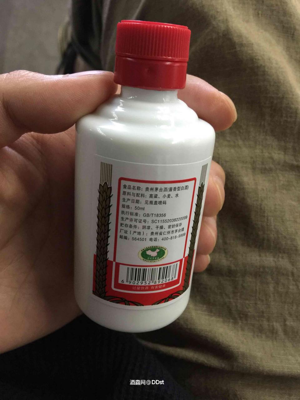 我来叨叨两句：从各个角度和纬度说说所谓“鄙视链”。为了回答这个话题，我专门查了下什么叫鄙视链。鄙视链，是当今网络社会中反映出的一种自我感觉良好，而瞧不起他人的现象。鄙视像条食物链，是个绕不开的怪圈。在这个怪圈中，每一个人，都在链条的最末端。我总结下，其实就是所谓的“优越感”。不鄙视鄙视你，都显示不出我多优秀就是这个感觉。言归正传，说说我理解的威士忌鄙视链。这是目前的形势造就的普世鄙视链（我自己造的词）日本威士忌＞苏格兰威士忌＞其他国家威士忌从稀缺性和品质上看，日威确实占有优势，奈何老祖宗苏威只占有品质一项，谁让日本做精细化确实够厉害，再一个人确实少，地也少，货就更少了，谁让我们都有物以稀为贵这个根深蒂固的思想呢？不过也有历史原因，日威曾经也卖不动，该倒闭的品质好也得倒闭，闹得其他家酒厂也不敢玩大的，所以就搞得现在喝日威和苏威，像喝茅台和汾酒一样，其中自己品味。更别说其他国家的了，上不了大梯队。单一麦芽威士忌＞调和威士忌价格在那放着呢，你有啥可说的？其实你稍微买点威士忌交点学费你就懂了，这其实也有历史原因，人性特点小众的就是高级的，就和买手机要查查手机盒和手机一个码一样。但从根上来说人家俩早就开始有不同的圈子了，各个圈子的人看不上另外一个圈子的人，但这就和流行一样，慢慢的会不停的转。因为背后总有像经济一样，后面会有无形的手。麦芽威士忌＞谷物威士忌说这个让我想起威士忌，有粮食酿造的伏特加，也有淀粉酿造的伏特加，都是伏特加，在俄罗斯喝和在你家喝肯定不是一个感觉。麦芽威士忌也是历史因素造就，人家根正苗红。但谷物威士忌你就能说人家不好？人家不是也卖的贼好，大奖无数吗？老年龄酒＞年轻酒＞不知道年龄酒这也老有意思了，就像你爸不会做数学题，但你还得叫爸一样。人资历和背景以及故事比你多，人家资源多，但从某角度，就说像做数学题，不见得就比你强。（主要咱也没喝过人家30年50年的酒），但就像古董一样，你买回去个明代瓷器小碗，不会拿来乘米饭一样，酒其实还是要喝的。当然不知道自己身世的酒就像野孩子一样，受到别的小孩的欺负一样，但总有人去心疼这样的孩子。