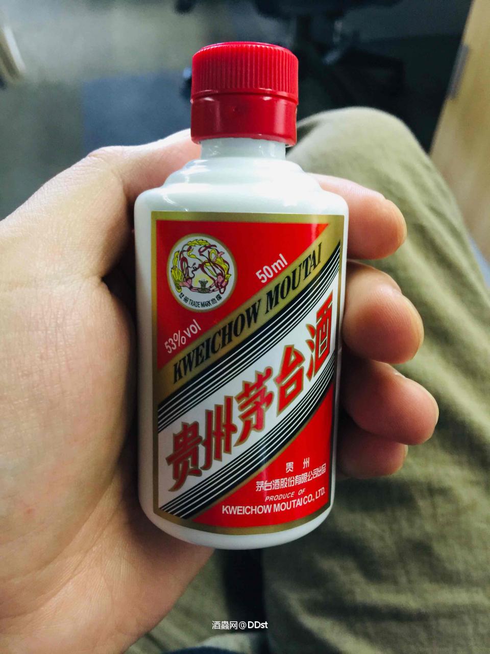 我来叨叨两句：从各个角度和纬度说说所谓“鄙视链”。为了回答这个话题，我专门查了下什么叫鄙视链。鄙视链，是当今网络社会中反映出的一种自我感觉良好，而瞧不起他人的现象。鄙视像条食物链，是个绕不开的怪圈。在这个怪圈中，每一个人，都在链条的最末端。我总结下，其实就是所谓的“优越感”。不鄙视鄙视你，都显示不出我多优秀就是这个感觉。言归正传，说说我理解的威士忌鄙视链。这是目前的形势造就的普世鄙视链（我自己造的词）日本威士忌＞苏格兰威士忌＞其他国家威士忌从稀缺性和品质上看，日威确实占有优势，奈何老祖宗苏威只占有品质一项，谁让日本做精细化确实够厉害，再一个人确实少，地也少，货就更少了，谁让我们都有物以稀为贵这个根深蒂固的思想呢？不过也有历史原因，日威曾经也卖不动，该倒闭的品质好也得倒闭，闹得其他家酒厂也不敢玩大的，所以就搞得现在喝日威和苏威，像喝茅台和汾酒一样，其中自己品味。更别说其他国家的了，上不了大梯队。单一麦芽威士忌＞调和威士忌价格在那放着呢，你有啥可说的？其实你稍微买点威士忌交点学费你就懂了，这其实也有历史原因，人性特点小众的就是高级的，就和买手机要查查手机盒和手机一个码一样。但从根上来说人家俩早就开始有不同的圈子了，各个圈子的人看不上另外一个圈子的人，但这就和流行一样，慢慢的会不停的转。因为背后总有像经济一样，后面会有无形的手。麦芽威士忌＞谷物威士忌说这个让我想起威士忌，有粮食酿造的伏特加，也有淀粉酿造的伏特加，都是伏特加，在俄罗斯喝和在你家喝肯定不是一个感觉。麦芽威士忌也是历史因素造就，人家根正苗红。但谷物威士忌你就能说人家不好？人家不是也卖的贼好，大奖无数吗？老年龄酒＞年轻酒＞不知道年龄酒这也老有意思了，就像你爸不会做数学题，但你还得叫爸一样。人资历和背景以及故事比你多，人家资源多，但从某角度，就说像做数学题，不见得就比你强。（主要咱也没喝过人家30年50年的酒），但就像古董一样，你买回去个明代瓷器小碗，不会拿来乘米饭一样，酒其实还是要喝的。当然不知道自己身世的酒就像野孩子一样，受到别的小孩的欺负一样，但总有人去心疼这样的孩子。