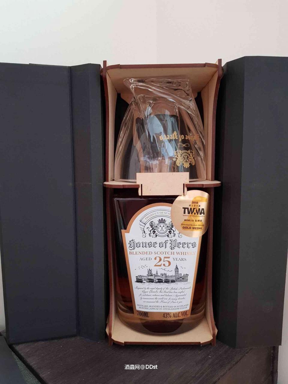 水楢桶＞雪莉桶＞波本桶＞实验桶这和上头说的额稀缺性有关，喝不起系列就高级一样，神秘总是让人害怕，但还是不得不认。当然，也和成本有关系，本身桶子的价格和桶子本身的优劣程度储存环境有关，人水楢桶存了三四十年才出品质，人雪莉桶价格就贵。但其实也还是市场因素和稀缺占主导，品质决定价格。桶强＞低温过滤（非桶强）和纯饮＞加水＞加冰＞加其他就像谈恋爱一样，最美好的永远是懵懂年龄原汁原味的爱情。但谁又能说经过风霜知你味道，只给你你喜欢看到的爱情不美丽一样。但上岁数的老男人还是喜欢有情调给你刺激的少妇一样（此处感觉要开车）。ISO杯＞x种闻香杯＞古典杯＞随便杯从专业到不同酒为了闻出不同的香型，以及懂酒和不懂酒，还有喝酒只为酒精，这里面存在逼格情调以及酒鬼的差距，但逼格高的人，不仅仅是为了喝酒说不定是为了其他呢？（我真的只会骑自行车，不会开车）单桶＞双桶＞过桶＞综合桶说不好，但就是单桶贵，咱也不知道人为啥，辛苦的过了好几手还那来便宜，但还是品质和口碑以及市场保有量以及品牌决定了价格。马子多（码字多）＞少马子＞没马子此处省略几万字，天气怎么突然变热，让我把外套挂到衣架上，回头和大家唠叨。综合以上，都是为了让自己觉得自己有“优越感”，哈哈！