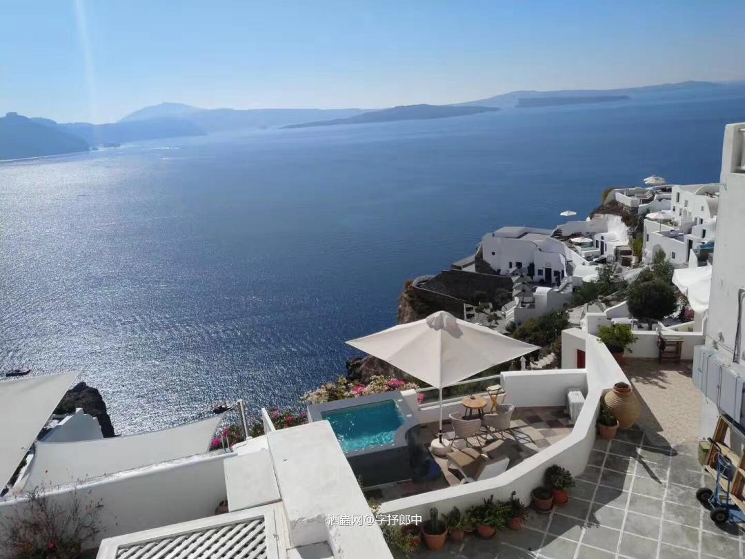 翻开《单一麦芽大观》，细细品读，此时无酒胜有酒！