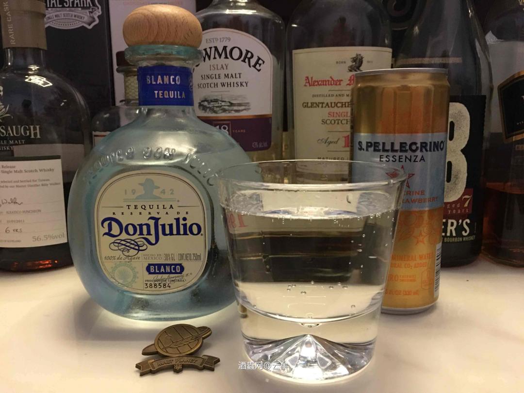 睡前用tequila和圣培露气泡水调个睡前酒🍹