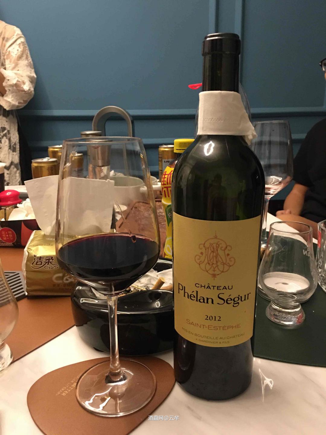 昨天的三场酒喝出了国庆的高潮，今日成功瘫在家里一整天……