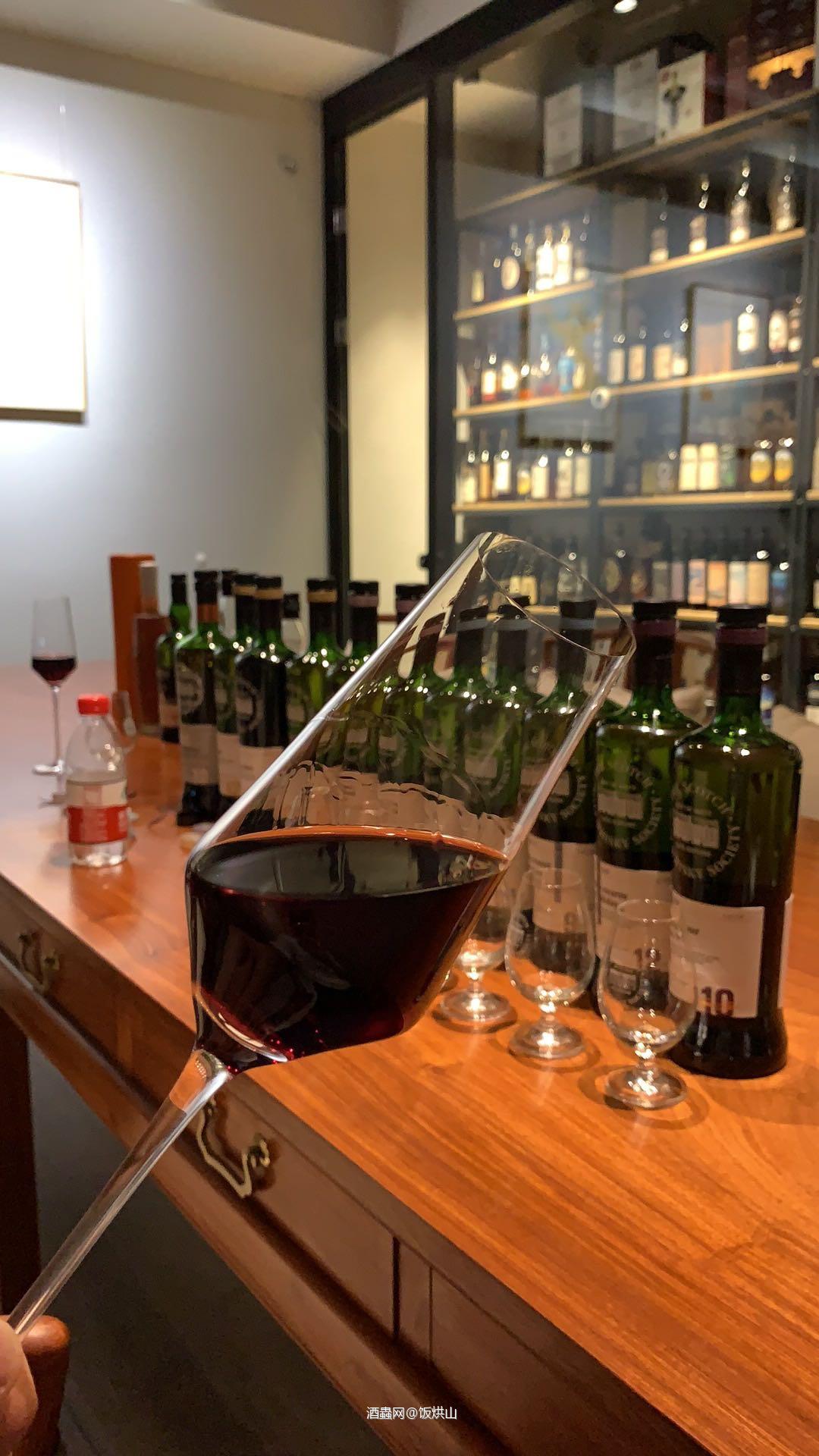 抬头挺胸喝点酒，面色红润有光泽