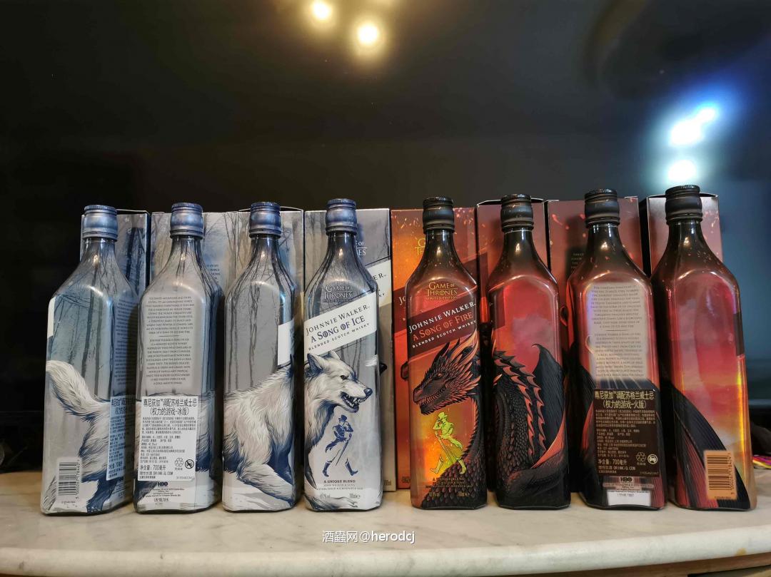 尊尼获加 冰与火 双11基本没有买啥，唯独买了4冰与火，虽然唾弃包装的粗糙，但是对权游的热爱还是不会阻挡。摆出一头狼与一头龙的对决后，感觉龙母与雪诺的缠绵画面又浮现出来。