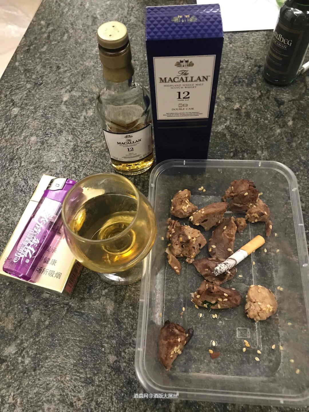 感恩佛祖赐予丰盛的晚餐，麦卡伦双桶配重烟熏鸡肝，再配上广东特产五叶神，一口肝，一口酒，再抽一口，那种爽，只能用歪歪来表达了！<img src='https://sdata.whiskyworm.com/xcxpics/emoji_65.png' class='emoji' />