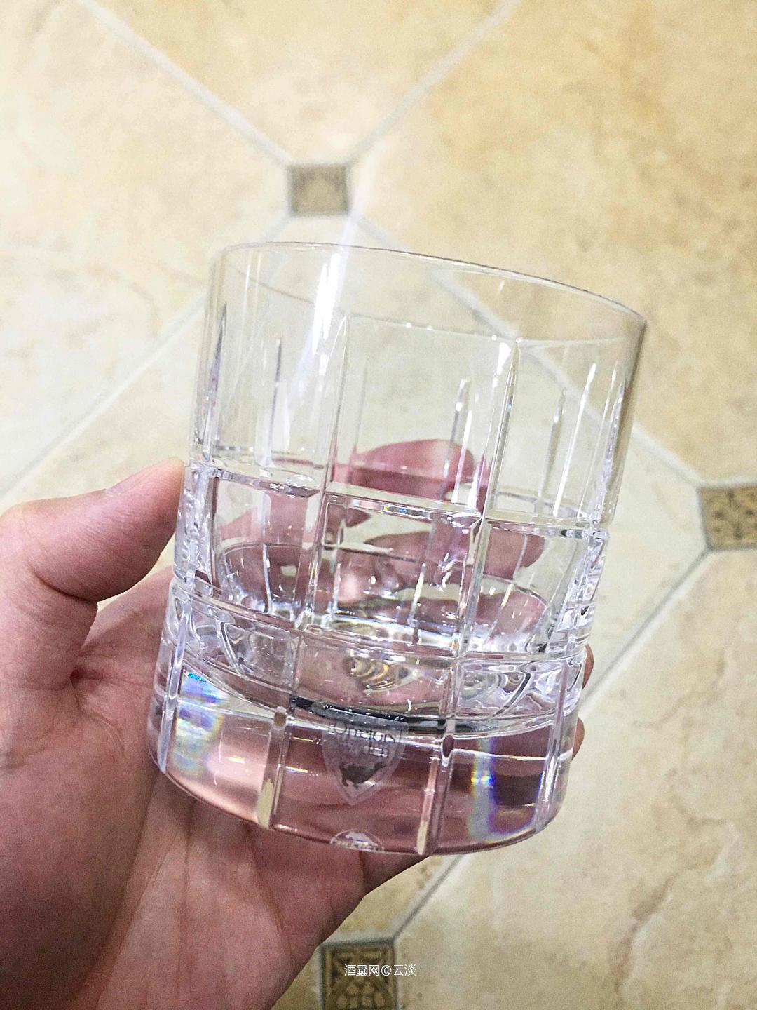 个人喜好，对比来还是喜欢直身古典杯<img src='https://sdata.whiskyworm.com/xcxpics/emoji_29.png' class='emoji' />