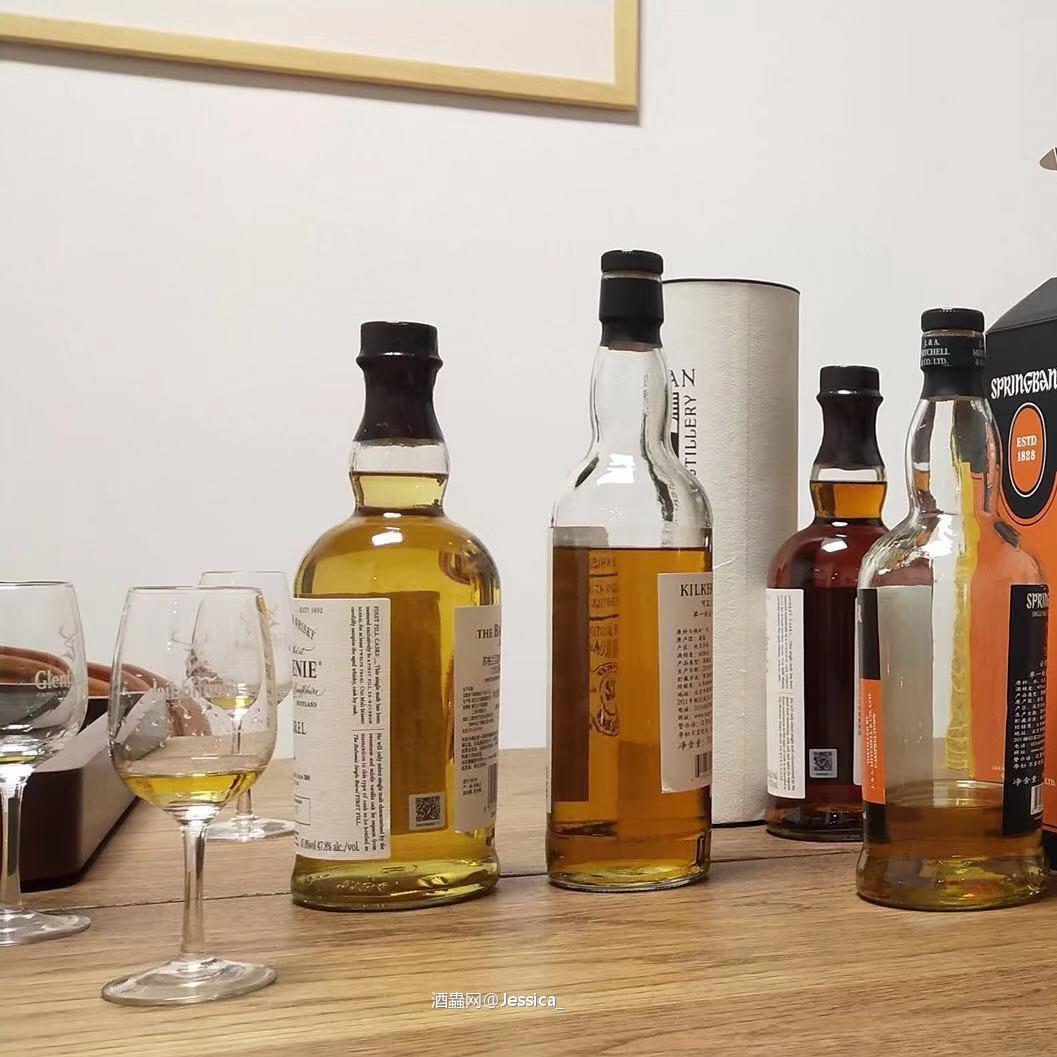 可蓝12,观其色,闻其杯,无可挑剔;品,柔弱丝滑,油润细腻,果酸甜美,它的恰到好处,似乎被后韵无力所掩盖,难怪说这酒是老饕老炮人的所爱的酒啊!