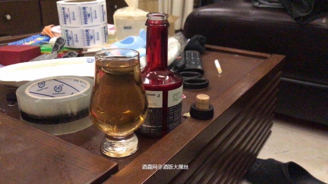 专业酒评来了，前方高能，非诚勿扰！ 厚岸比富士好，好在哪？（喝过才知道，光吹牛，没用，反正厚岸好喝。一二三版不说了，最差的四版，也沒令人失望！） 至于富土这小批量，也不是盖的，喝了满杯，说不出所以然！给个及格吧！ 喜欢该点赞，不喜欢更该激励一下<img src='https://sdata.whiskyworm.com/xcxpics/emoji_25.png' class='emoji' /><img src='https://sdata.whiskyworm.com/xcxpics/emoji_25.png' class='emoji' /><img src='https://sdata.whiskyworm.com/xcxpics/emoji_25.png' class='emoji' /><img src='https://sdata.whiskyworm.com/xcxpics/emoji_25.png' class='emoji' /><img src='https://sdata.whiskyworm.com/xcxpics/emoji_25.png' class='emoji' />