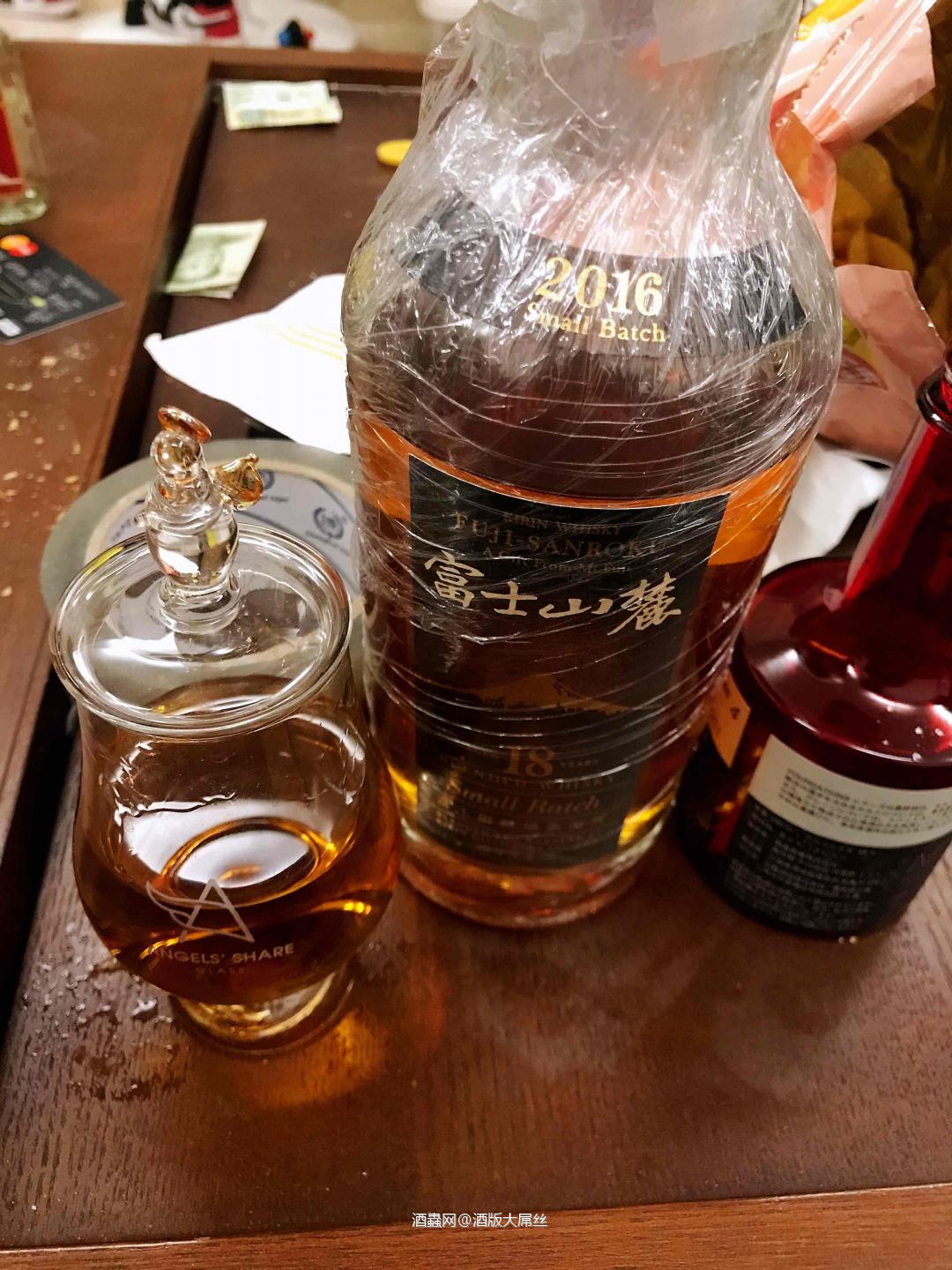 专业酒评来了，前方高能，非诚勿扰！ 厚岸比富士好，好在哪？（喝过才知道，光吹牛，没用，反正厚岸好喝。一二三版不说了，最差的四版，也沒令人失望！） 至于富土这小批量，也不是盖的，喝了满杯，说不出所以然！给个及格吧！ 喜欢该点赞，不喜欢更该激励一下<img src='https://sdata.whiskyworm.com/xcxpics/emoji_25.png' class='emoji' /><img src='https://sdata.whiskyworm.com/xcxpics/emoji_25.png' class='emoji' /><img src='https://sdata.whiskyworm.com/xcxpics/emoji_25.png' class='emoji' /><img src='https://sdata.whiskyworm.com/xcxpics/emoji_25.png' class='emoji' /><img src='https://sdata.whiskyworm.com/xcxpics/emoji_25.png' class='emoji' />