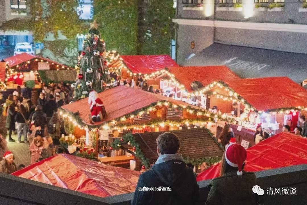 下雪了，圣诞的音乐声在大街小巷飘荡。再冷的气温也无法让人们过…