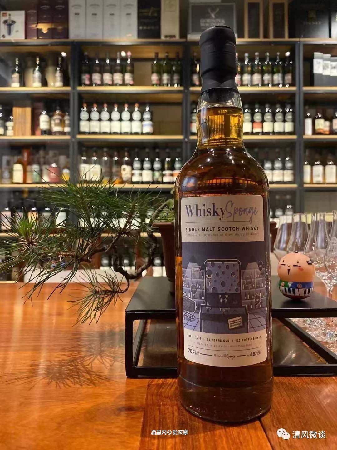 下雪了,圣诞的音乐声在大街小巷飘荡。再冷的气温也无法让人们过…