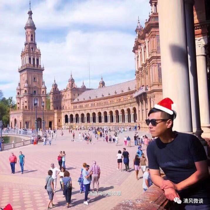 下雪了,圣诞的音乐声在大街小巷飘荡。再冷的气温也无法让人们过…