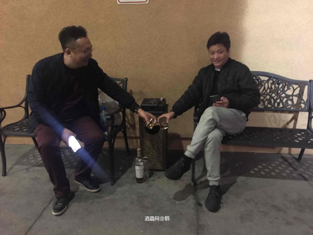 麦18和ESTATE已买空 大晚上的只能在酒店外喝酒灰茄