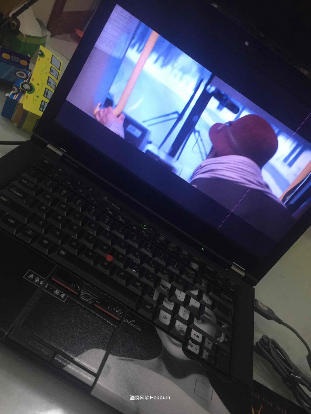 在家喝酒看《囧妈》