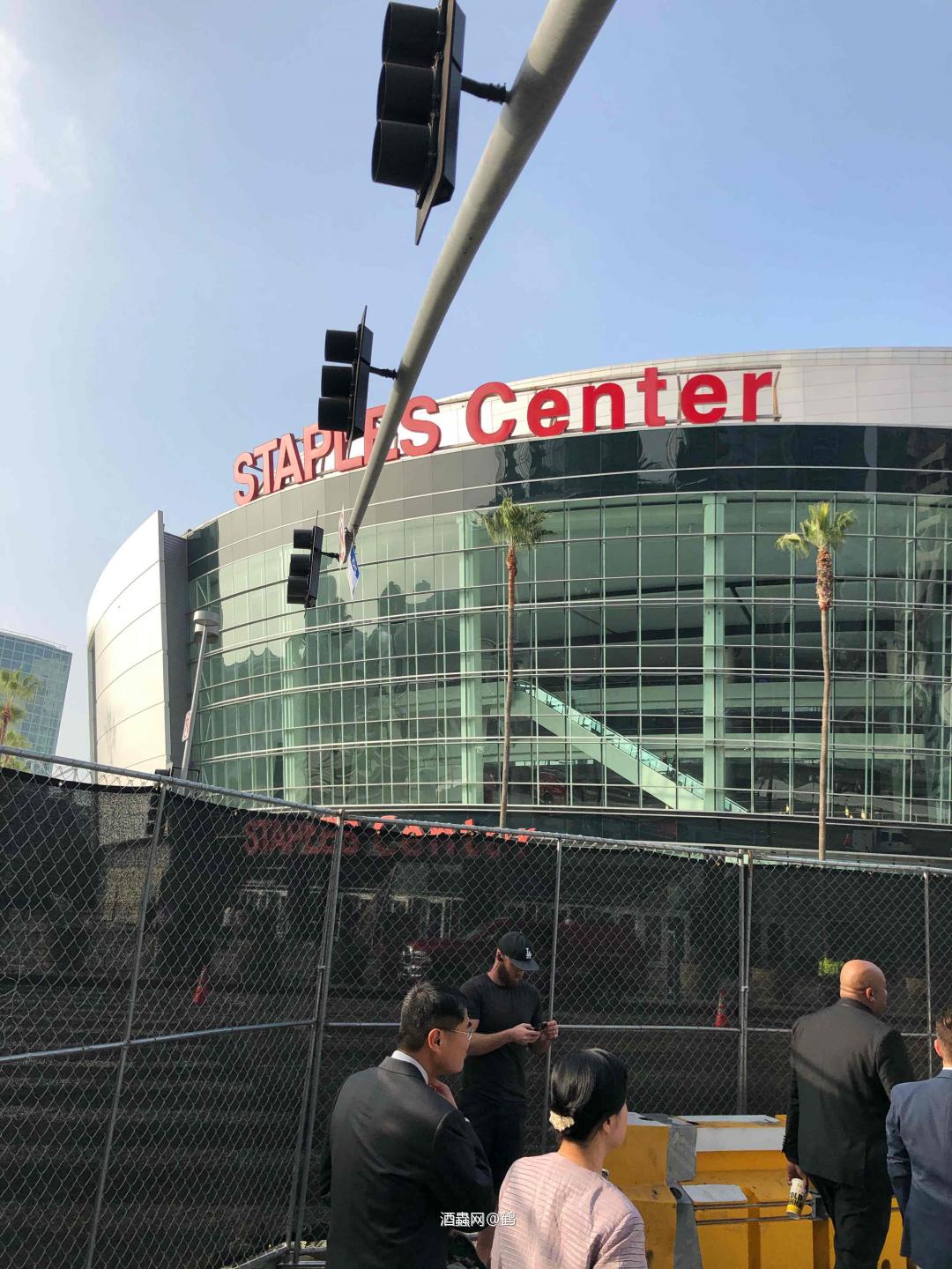 不敢相信这是真的 就发生在身边 自觉来到这里来纪念他