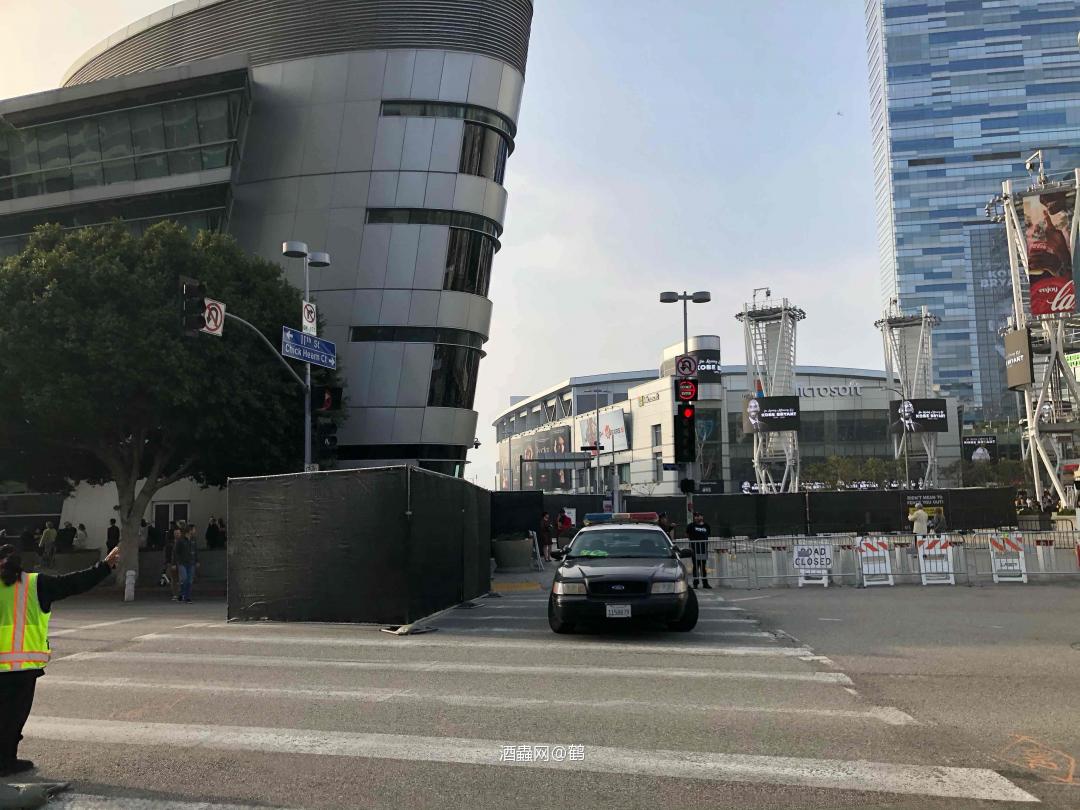 不敢相信这是真的 就发生在身边 自觉来到这里来纪念他