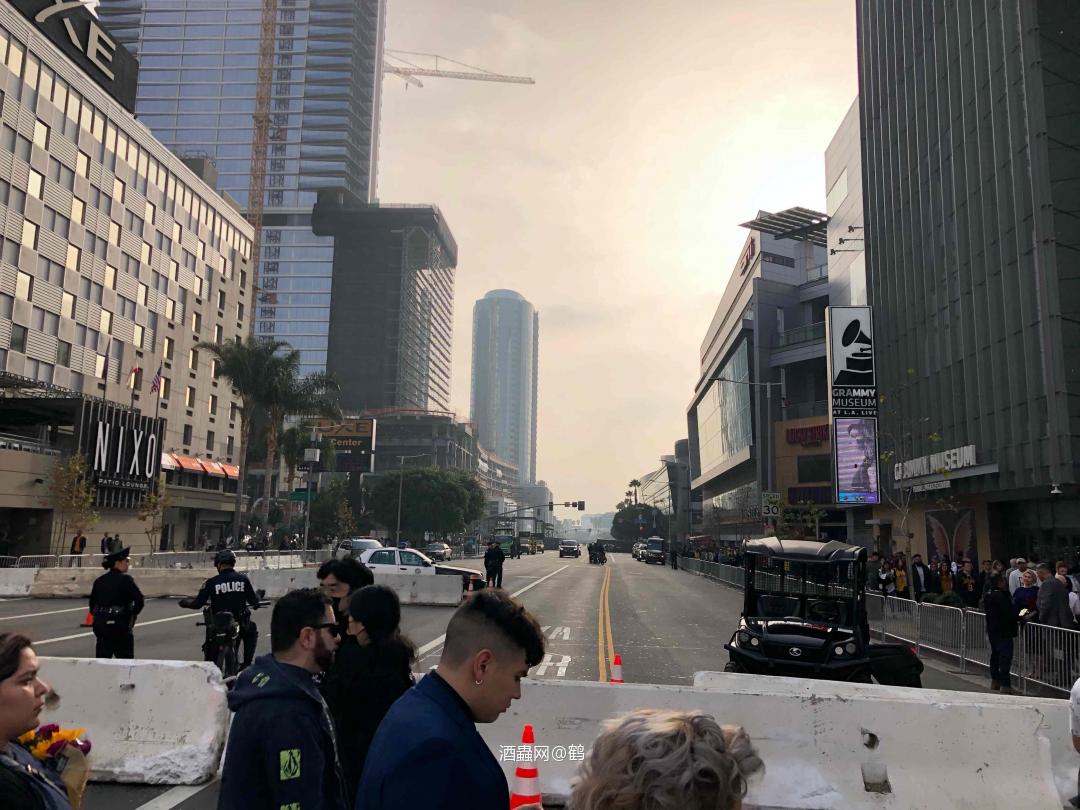 不敢相信这是真的 就发生在身边 自觉来到这里来纪念他