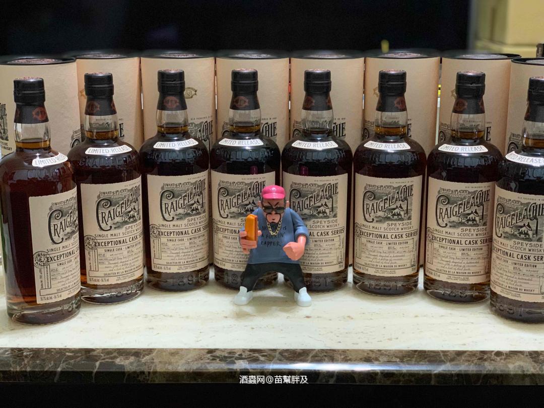 最近流行克萊嘉赫？趕流行一下 Craigellachie 1999-2019 單桶 REFILL SHERRY 也是黑黑的。 雪莉後的花香很棒。