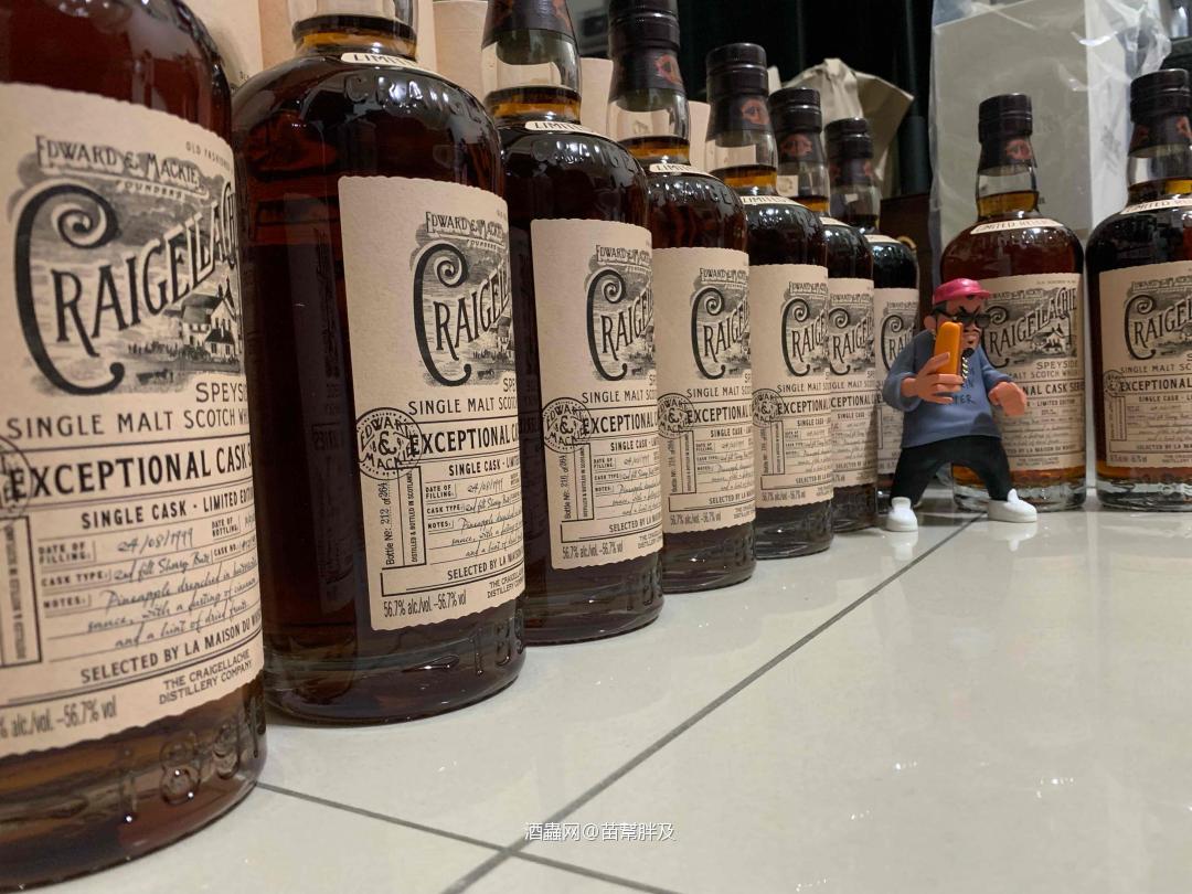 最近流行克萊嘉赫？趕流行一下 Craigellachie 1999-2019 單桶 REFILL SHERRY 也是黑黑的。 雪莉後的花香很棒。