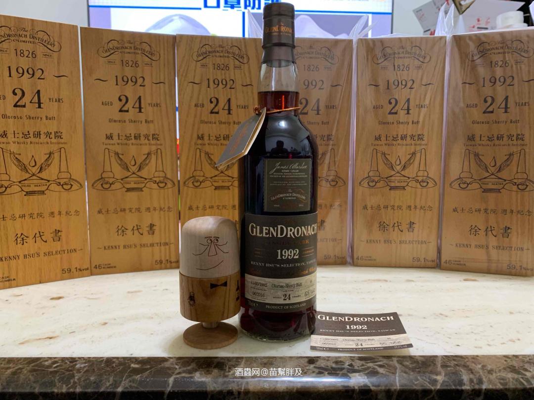 这才是多纳该有的颜色啊。 徐代书 威士忌研究院 GLENDRONACH 1992 #46 59.1% 慢慢沉淀