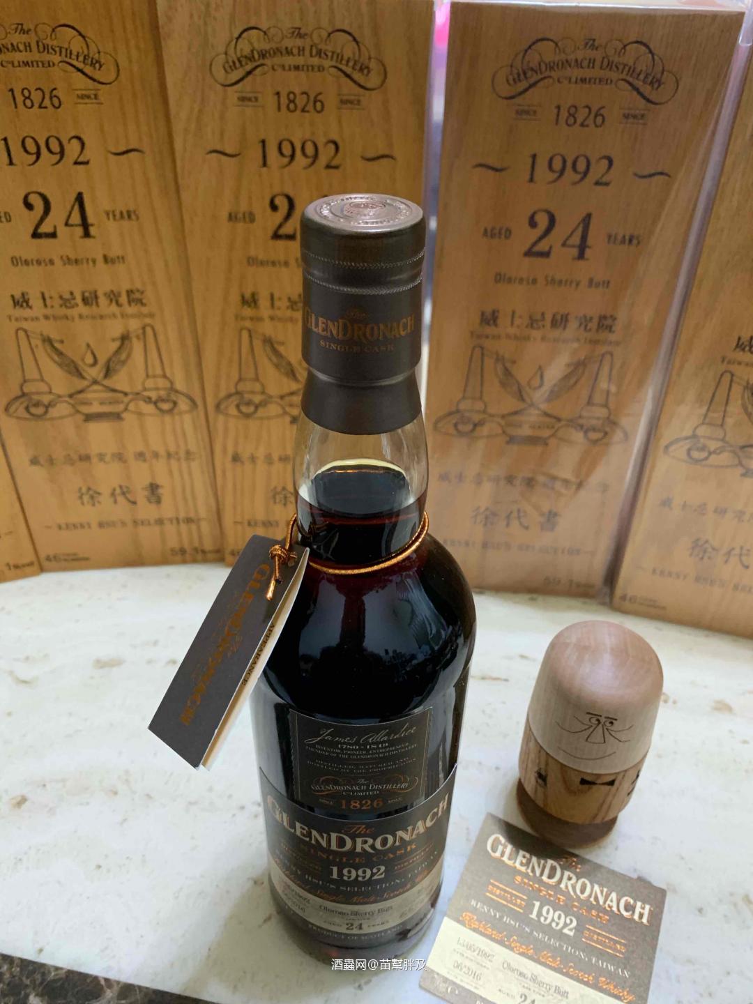 这才是多纳该有的颜色啊。 徐代书 威士忌研究院 GLENDRONACH 1992 #46 59.1% 慢慢沉淀