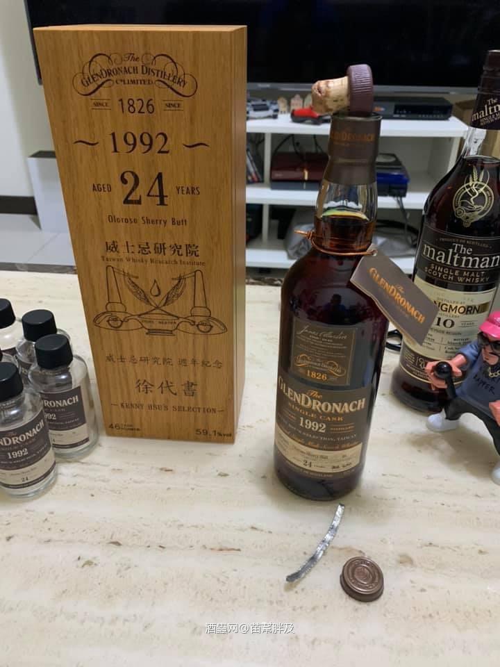 这才是多纳该有的颜色啊。 徐代书 威士忌研究院 GLENDRONACH 1992 #46 59.1% 慢慢沉淀