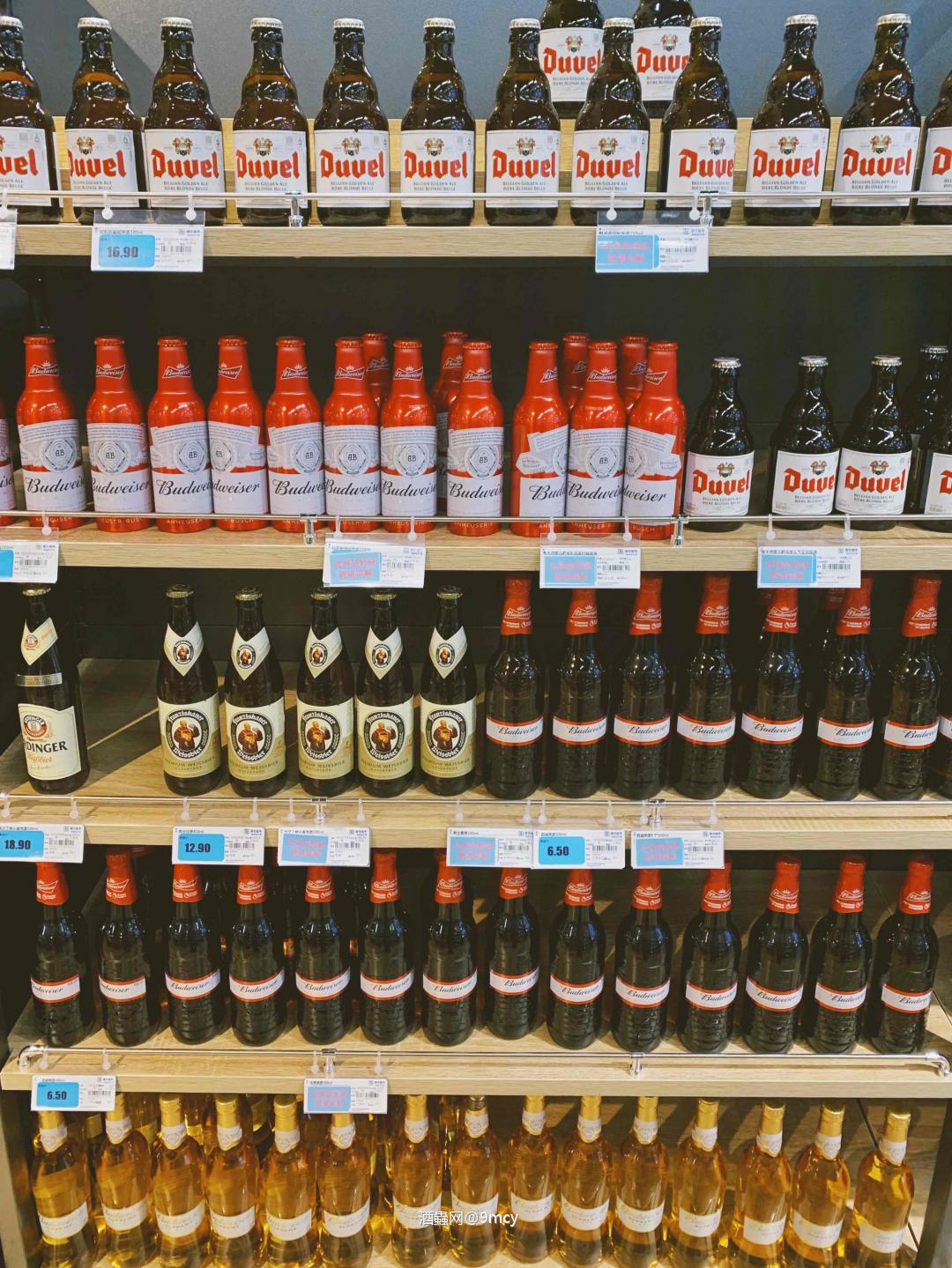 休息时，很喜欢逛菜市和超市，既有烟火味，也有酒精味。