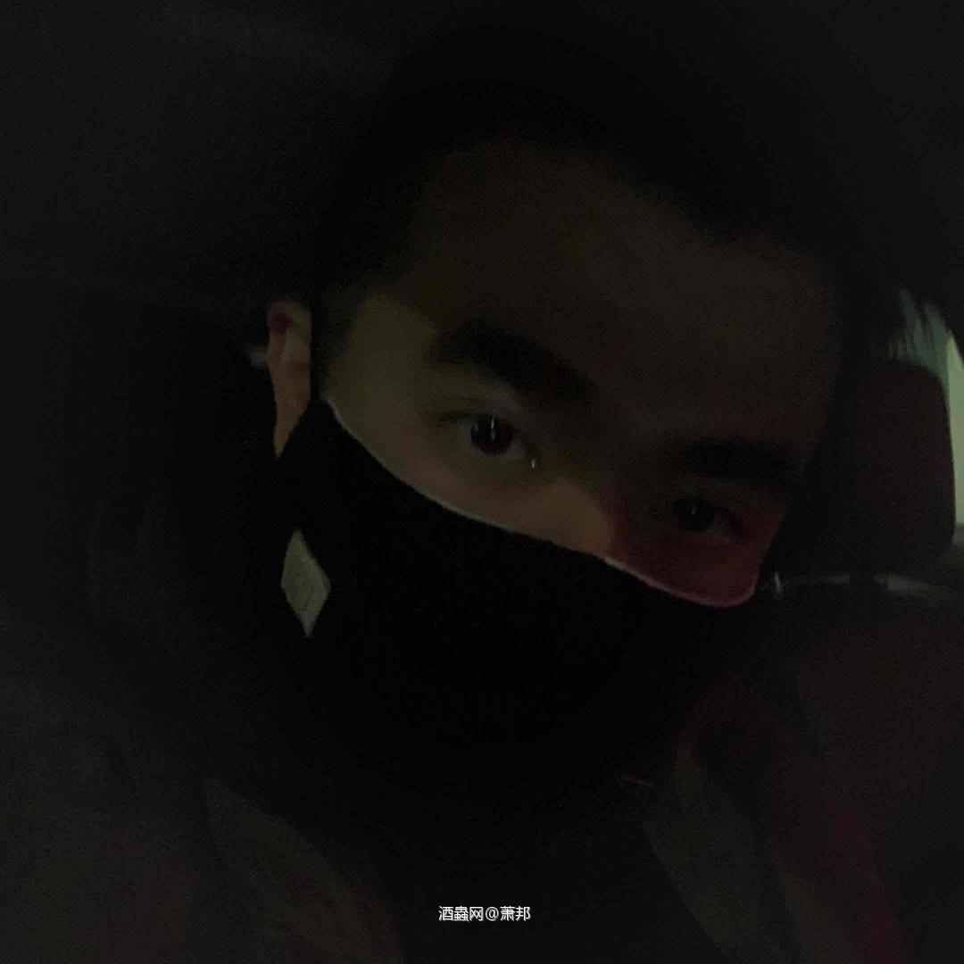 戴口罩开车出来溜一圈还是合理的。