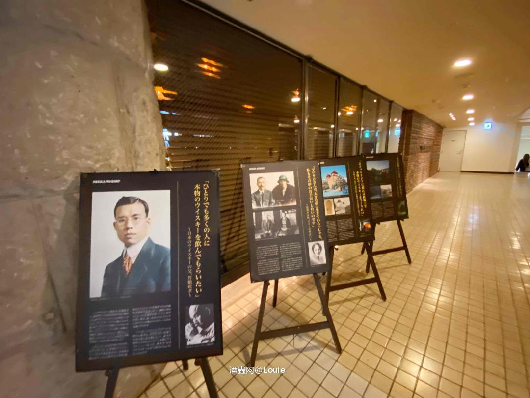 竹鹤17年在贩卖店里找不到，酒吧里卖1400yen 30ml