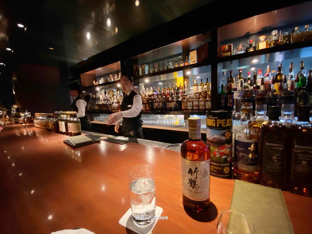 竹鹤17年在贩卖店里找不到，酒吧里卖1400yen 30ml