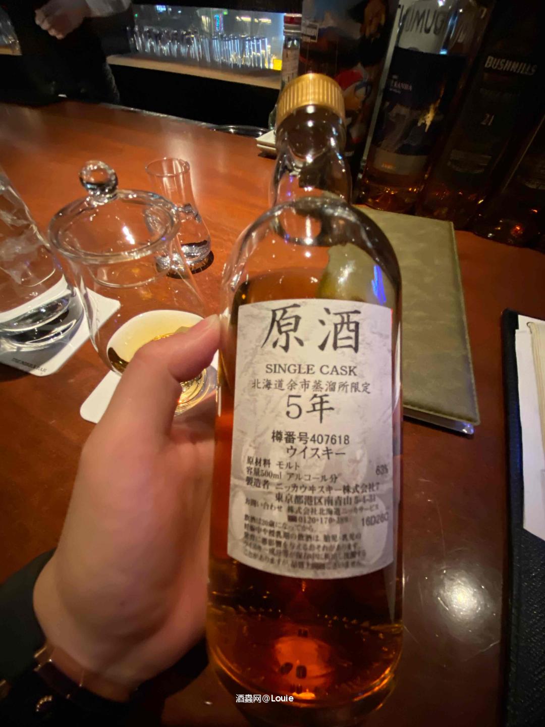 竹鹤17年在贩卖店里找不到，酒吧里卖1400yen 30ml