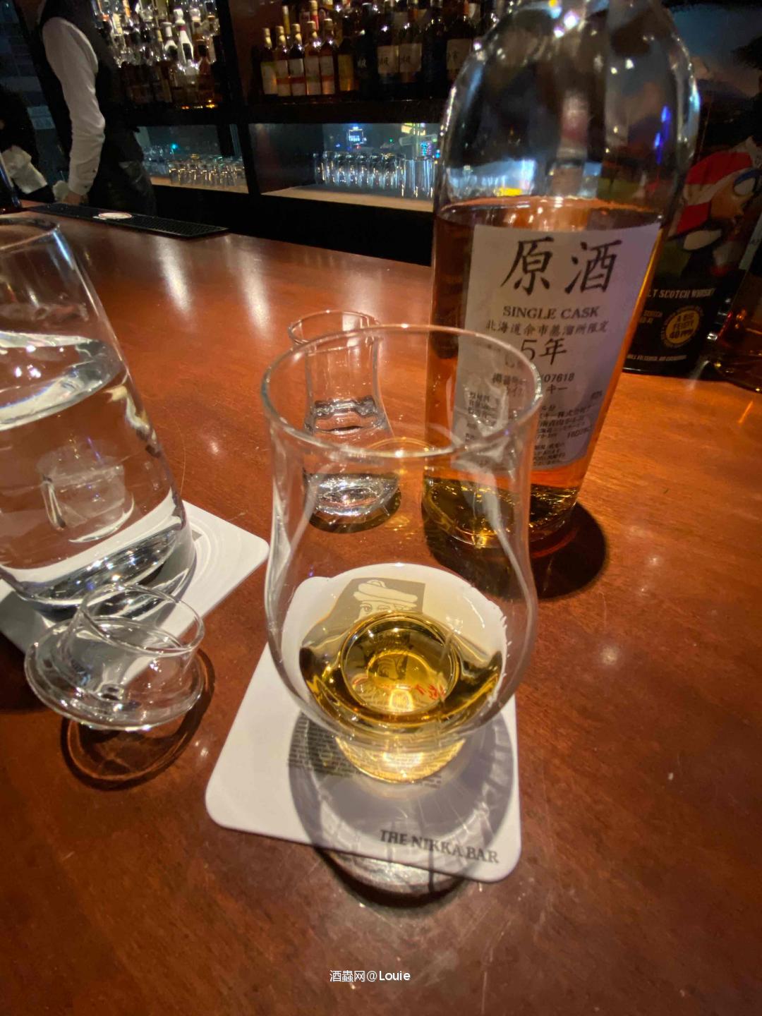 竹鹤17年在贩卖店里找不到，酒吧里卖1400yen 30ml