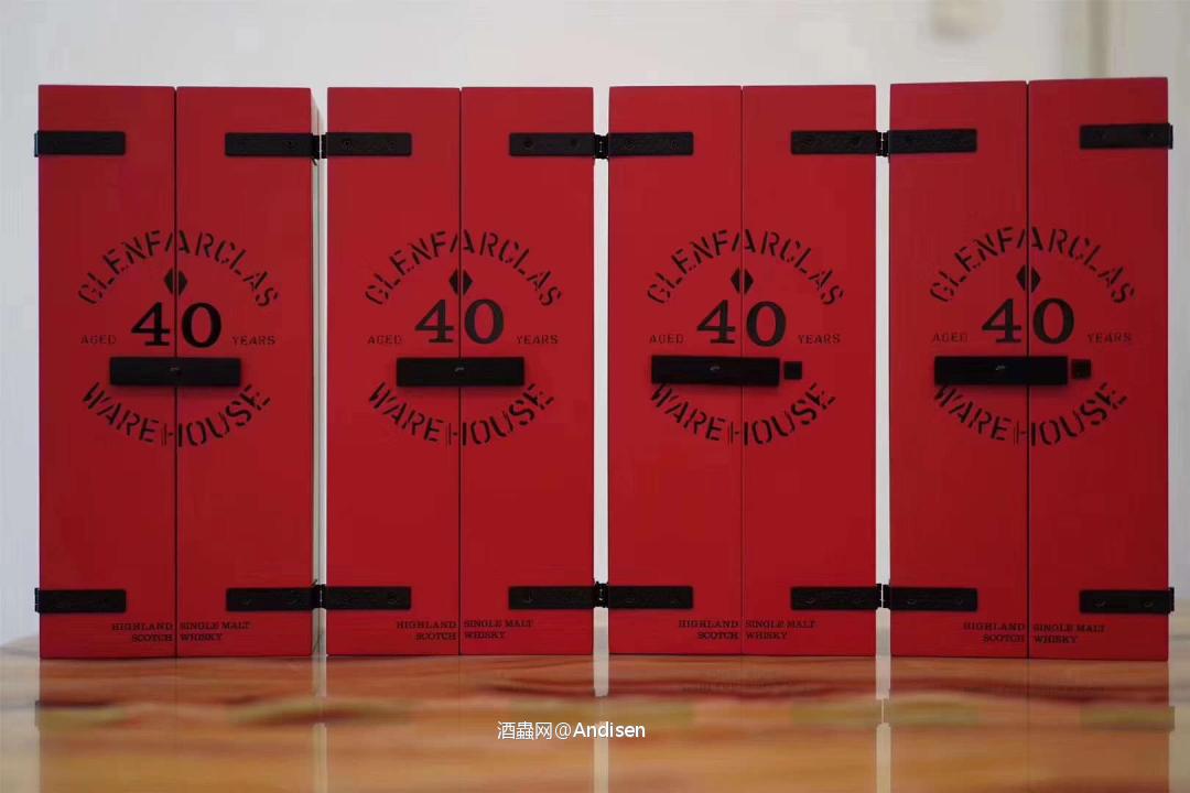 # 格兰花格 · 40年 格兰花格40年 精装木盒｜这里是一个备受推崇的表达方式-来自传奇的Glenfarclas的40年单一麦芽苏格兰威士忌，为酿酒厂以其出名的谢里德笔记提供了慷慨的帮助。瓶装酒精含量为43％，采用定制木箱包装，重现了酿酒厂的标志性仓库门。
