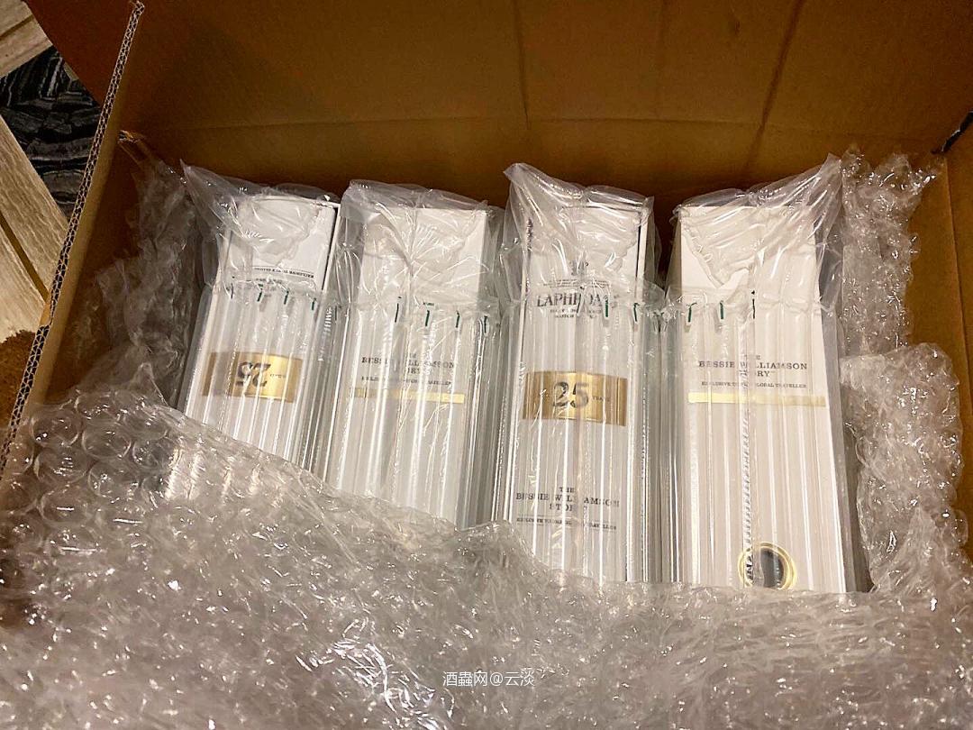 酒到朋友家里咯，一人一瓶分完<img src='https://sdata.whiskyworm.com/xcxpics/emoji_21.png' class='emoji' />