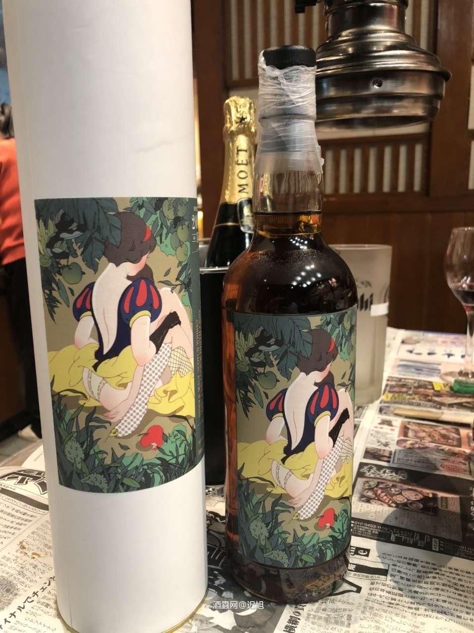 艾德拉多尔～小矮人酒厂 苏格兰规模最小的酒厂，全厂仅有3名员工本酒款由MeeWong X Funny Drink Store联合装瓶以MeeWong得意之画作“白雪公主”为灵感，运用美国50年代波普风格创作为酒标。 限量装瓶数：198瓶