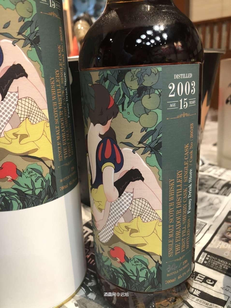 艾德拉多尔～小矮人酒厂 苏格兰规模最小的酒厂，全厂仅有3名员工本酒款由MeeWong X Funny Drink Store联合装瓶以MeeWong得意之画作“白雪公主”为灵感，运用美国50年代波普风格创作为酒标。 限量装瓶数：198瓶