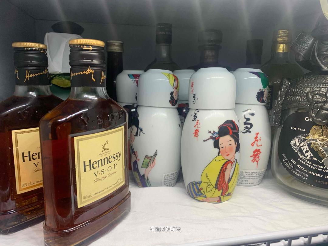 没事看一看心爱的酒